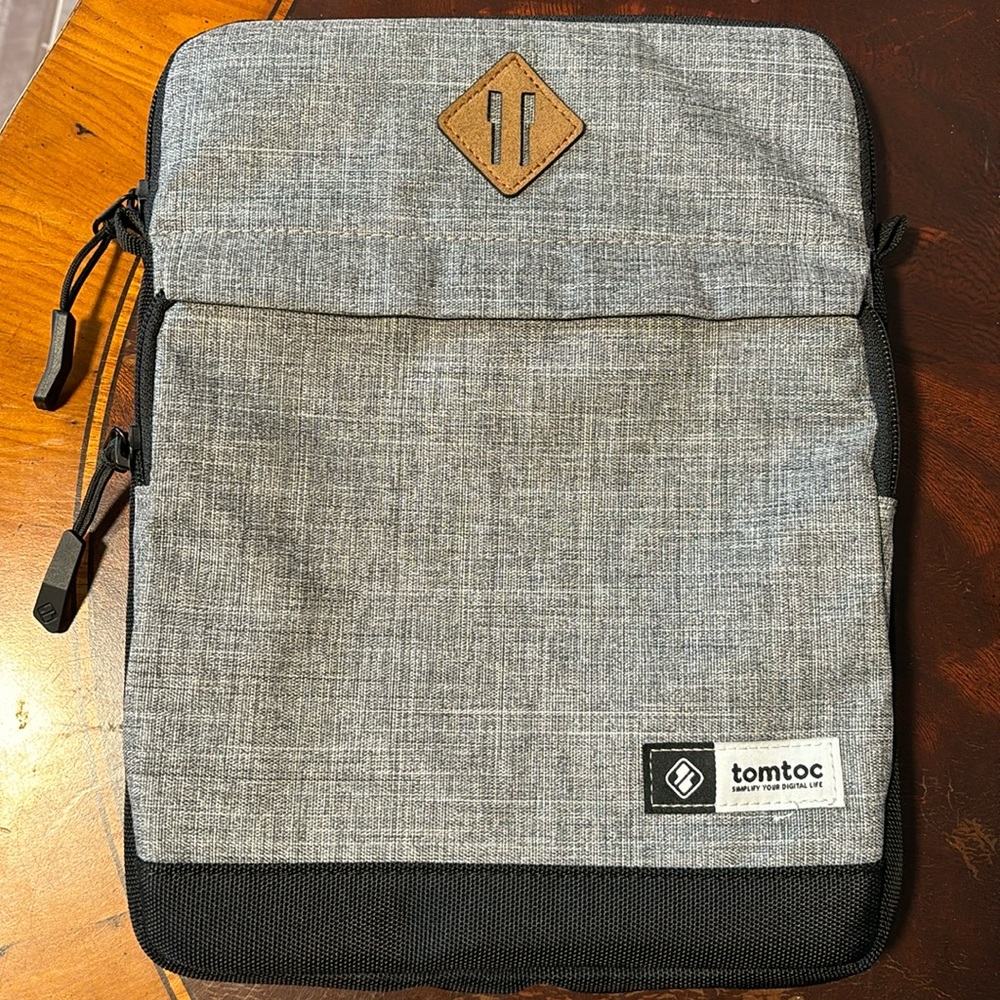 TOMTOC iPad case, like new, fun front pocket